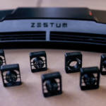 Vor einer Plastikbox stehen kleine Mini-Ventilatoren aus Plastik.