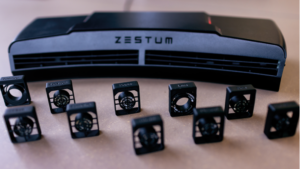 Vor einer Plastikbox stehen kleine Mini-Ventilatoren aus Plastik.