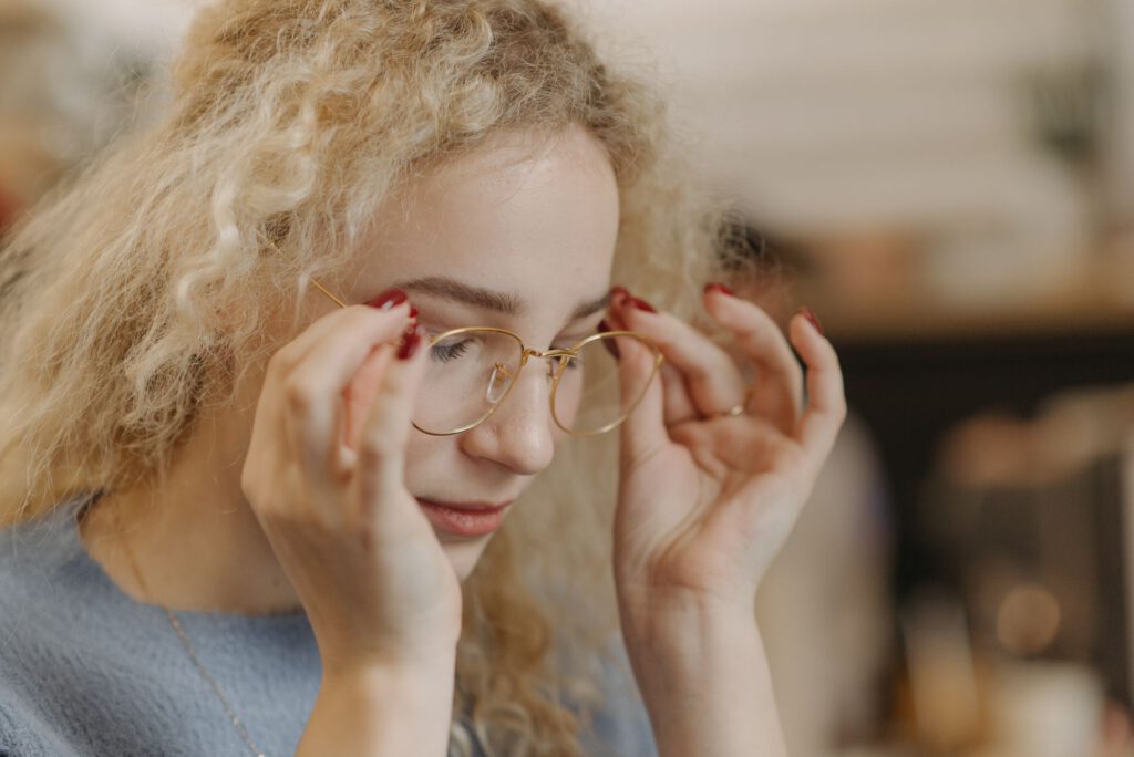 In der Schwangerschaft kann sich die Sehstärke vorübergehend verändern – die gewohnte Brille passt dann mitunter nicht mehr so gut wie zuvor. © Pexels