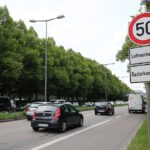 Auch in Deutschland ließen sich Kraftstoff und CO₂ sparen, wenn Autofahrer bestehende Tempolimits konsequent einhielten – denn mit steigendem Tempo wächst der Energieverbrauch deutlich.