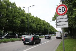 Auch in Deutschland ließen sich Kraftstoff und CO₂ sparen, wenn Autofahrer bestehende Tempolimits konsequent einhielten – denn mit steigendem Tempo wächst der Energieverbrauch deutlich.