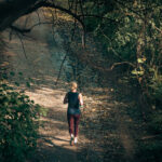 Laufen im Wald kann mehr bewirken als ein schöneres Trainingsgefühl: In der Studie legten Teilnehmer bei ähnlicher Anstrengung im Schnitt 182 Meter mehr zurück als in der Stadt. © Pexels