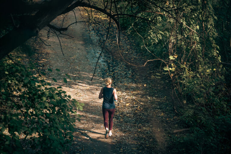 Laufen im Wald kann mehr bewirken als ein schöneres Trainingsgefühl: In der Studie legten Teilnehmer bei ähnlicher Anstrengung im Schnitt 182 Meter mehr zurück als in der Stadt. © Pexels