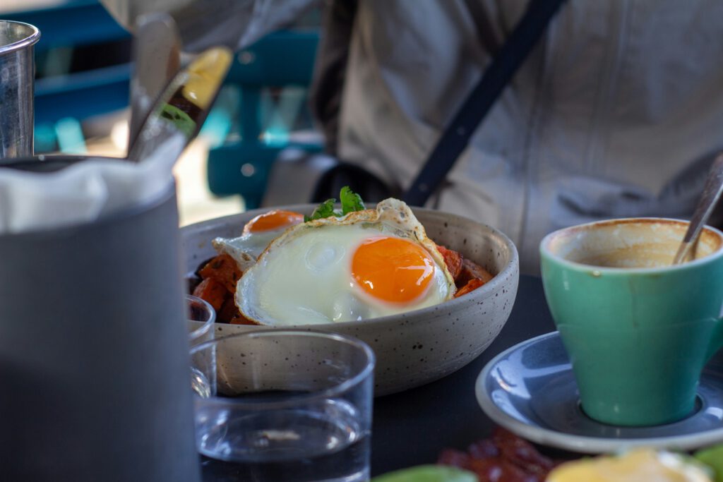 Ein Frühstück am Morgen kann bei Jugendlichen bis zum Abend nachwirken: In einer US-Studie aßen sie nährstoffreicher und griffen seltener zu Süßigkeiten.