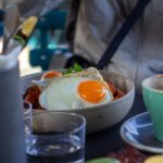 Ein Frühstück am Morgen kann bei Jugendlichen bis zum Abend nachwirken: In einer US-Studie aßen sie nährstoffreicher und griffen seltener zu Süßigkeiten.