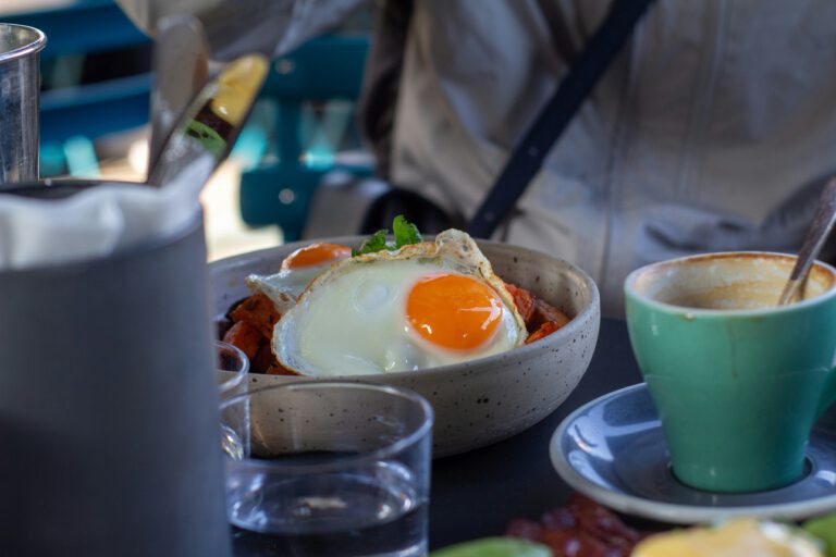 Ein Frühstück am Morgen kann bei Jugendlichen bis zum Abend nachwirken: In einer US-Studie aßen sie nährstoffreicher und griffen seltener zu Süßigkeiten.