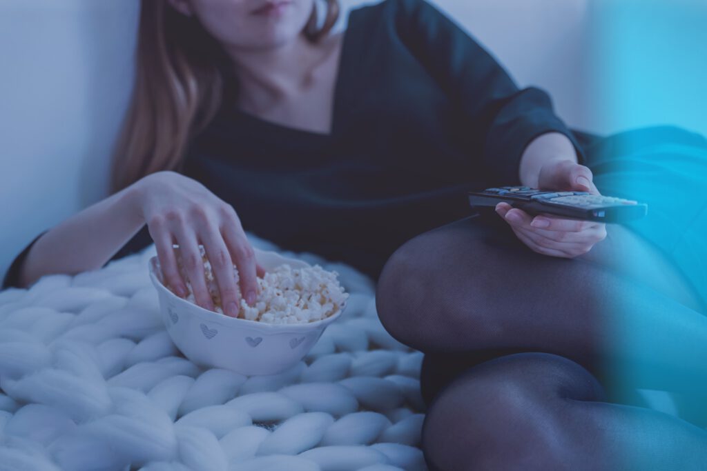 Popcorn vor dem Fernseher: Wer regelmäßig spätabends snackt, hat laut einer großen US-Studie ein erhöhtes Risiko für Fettleber und Leberzirrhose.