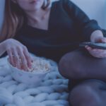 Popcorn vor dem Fernseher: Wer regelmäßig spätabends snackt, hat laut einer großen US-Studie ein erhöhtes Risiko für Fettleber und Leberzirrhose.