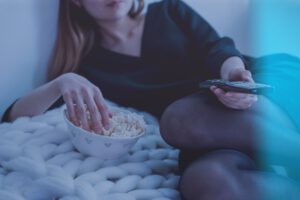 Popcorn vor dem Fernseher: Wer regelmäßig spätabends snackt, hat laut einer großen US-Studie ein erhöhtes Risiko für Fettleber und Leberzirrhose.