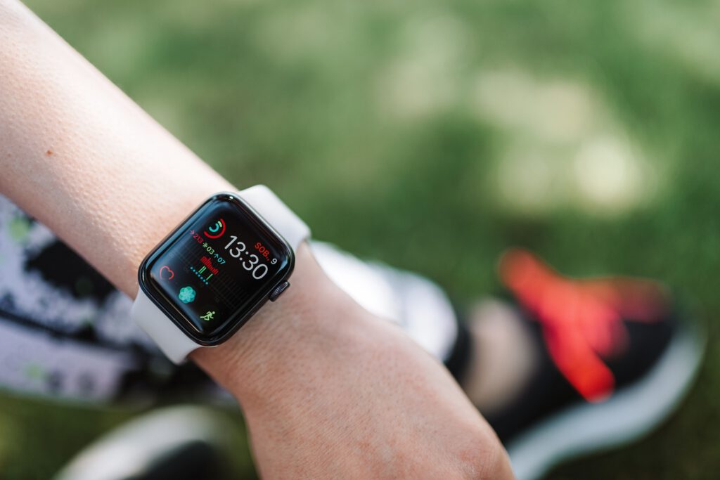Fitnessarmbänder zählen jeden Schritt: Schon rund 9.000 Schritte täglich hängen mit besserer Konzentration zusammen. © Symbolbild/Pexels