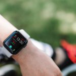Fitnessarmbänder zählen jeden Schritt: Schon rund 9.000 Schritte täglich hängen mit besserer Konzentration zusammen. © Symbolbild/Pexels