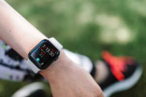 Fitnessarmbänder zählen jeden Schritt: Schon rund 9.000 Schritte täglich hängen mit besserer Konzentration zusammen. © Symbolbild/Pexels