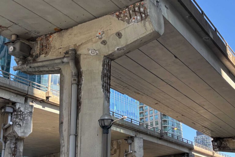 In nassem Beton kann der Stahl im Inneren bis zu hundertmal schneller rosten als unter trockenen Bedingungen. © ETH Zürich