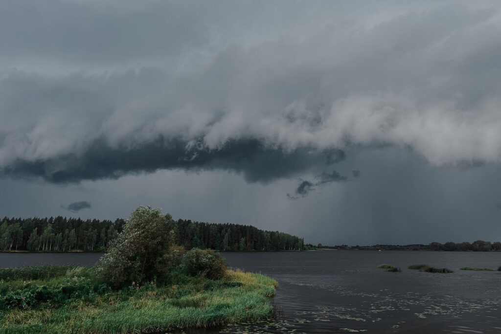 Eine gewaltige Wolkenfront zieht über einen See. Neue KI-Verfahren können das Risiko solcher Wetterlagen bereits Wochen im Voraus besser einschätzen. © Pexels