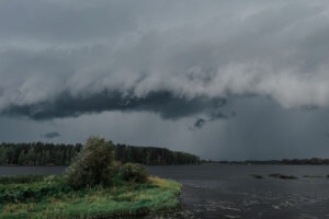 Eine gewaltige Wolkenfront zieht über einen See. Neue KI-Verfahren können das Risiko solcher Wetterlagen bereits Wochen im Voraus besser einschätzen. © Pexels