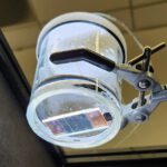 Silizium-Mikrosäulen und Kohlenstoffnanoröhren bilden das Herz des künstlichen Blatts: Das Yale-System wandelt CO₂ mit Sonnenlicht in flüssigen Treibstoff um.
