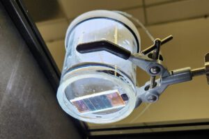 Silizium-Mikrosäulen und Kohlenstoffnanoröhren bilden das Herz des künstlichen Blatts: Das Yale-System wandelt CO₂ mit Sonnenlicht in flüssigen Treibstoff um.
