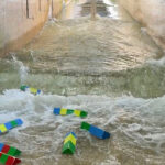 Forschende der TU Braunschweig analysieren die Aufprallkräfte von Treibgut, das bei Tsunamis Gebäude schwer beschädigen kann. © Bianca Loschinsky/TU Braunschweig