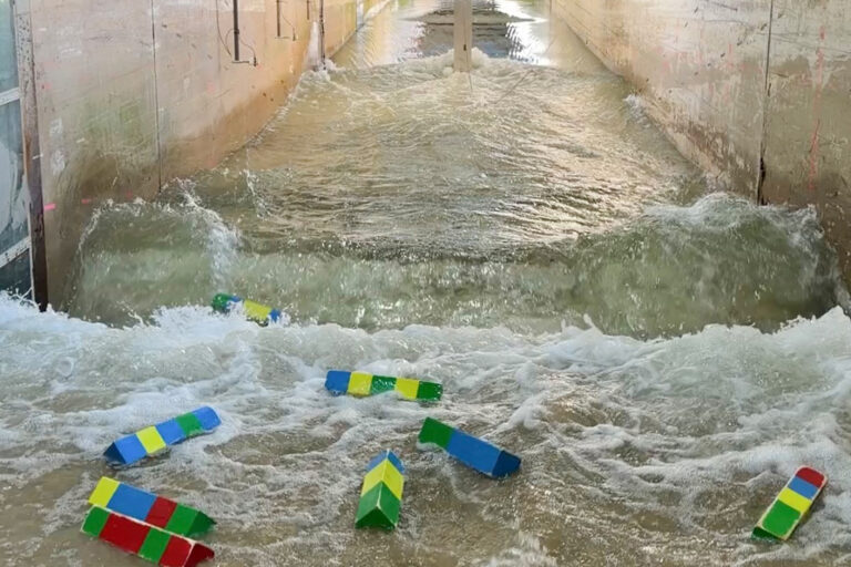 Forschende der TU Braunschweig analysieren die Aufprallkräfte von Treibgut, das bei Tsunamis Gebäude schwer beschädigen kann. © Bianca Loschinsky/TU Braunschweig