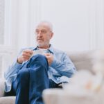 Mehr Licht am Morgen kann im Alter zum besseren Schlaf beitragen: Tageslicht hilft der inneren Uhr, Wachheit und Ruhe über den Tag hinweg zu ordnen.