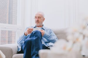 Mehr Licht am Morgen kann im Alter zum besseren Schlaf beitragen: Tageslicht hilft der inneren Uhr, Wachheit und Ruhe über den Tag hinweg zu ordnen.