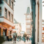 Eine Fußgängerzone in Freiburg: Viele Menschen, kurze Wege und ständige Bewegung können eine Wohnumgebung belebt wirken lassen – aber nicht automatisch beruhigend. © Unsplash