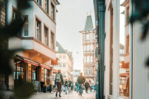 Eine Fußgängerzone in Freiburg: Viele Menschen, kurze Wege und ständige Bewegung können eine Wohnumgebung belebt wirken lassen – aber nicht automatisch beruhigend. © Unsplash