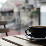 Ein Cappucino am Morgen macht munter, aber ist er auch gesund? Laut American Heart Association könnte man bedenkenlos drei bis fünf Tassen täglich trinken, das entspricht etwa 400 Milligramm Koffein. © Unsplash