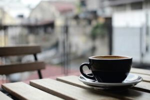 Ein Cappucino am Morgen macht munter, aber ist er auch gesund? Laut American Heart Association könnte man bedenkenlos drei bis fünf Tassen täglich trinken, das entspricht etwa 400 Milligramm Koffein. © Unsplash