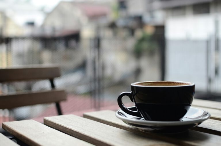 Ein Cappucino am Morgen macht munter, aber ist er auch gesund? Laut American Heart Association könnte man bedenkenlos drei bis fünf Tassen täglich trinken, das entspricht etwa 400 Milligramm Koffein. © Unsplash