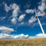 Die Rotoren moderner Windkraftanlagen verbiegen sich unter wechselnden Windkräften ständig, wodurch das Material mit der Zeit ermüdet und belastet wird. © Pexels