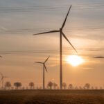 Ein Roboter soll die Wartung von Windrädern verbessern, indem er verborgene Risse im Inneren früh erkennt.