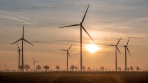 Ein Roboter soll die Wartung von Windrädern verbessern, indem er verborgene Risse im Inneren früh erkennt.