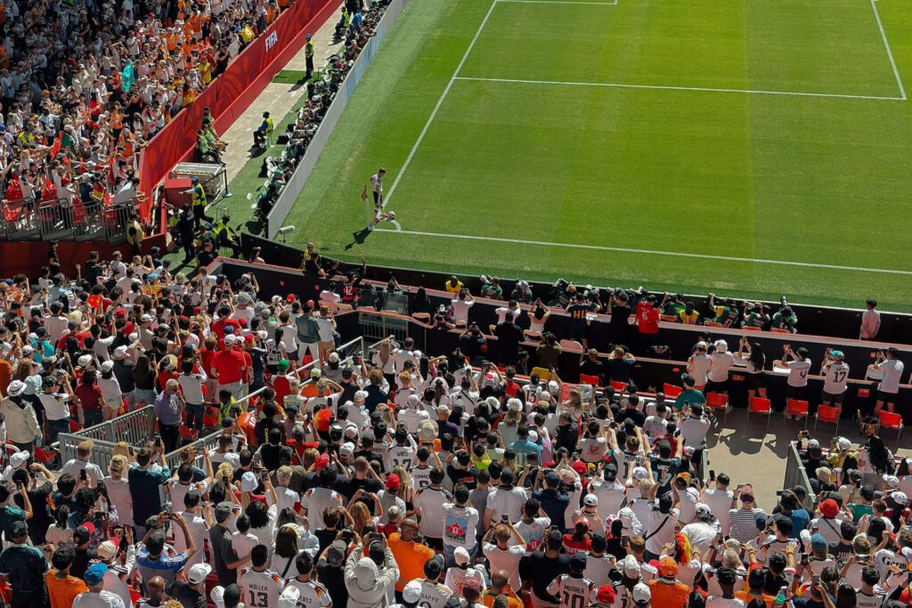 Nicht das Stadion ist der größte Klimafaktor der WM 2026, sondern die Anreise: Laut Cambridge-Studie entstehen 82 Prozent der Emissionen durch Fanreisen. Nicht das Stadion ist der größte Klimafaktor der WM 2026, sondern die Anreise: Laut Cambridge-Studie entstehen 82 Prozent der Emissionen durch Fanreisen. © Unsplash