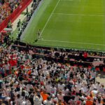 Nicht das Stadion ist der größte Klimafaktor der WM 2026, sondern die Anreise: Laut Cambridge-Studie entstehen 82 Prozent der Emissionen durch Fanreisen. Nicht das Stadion ist der größte Klimafaktor der WM 2026, sondern die Anreise: Laut Cambridge-Studie entstehen 82 Prozent der Emissionen durch Fanreisen. © Unsplash