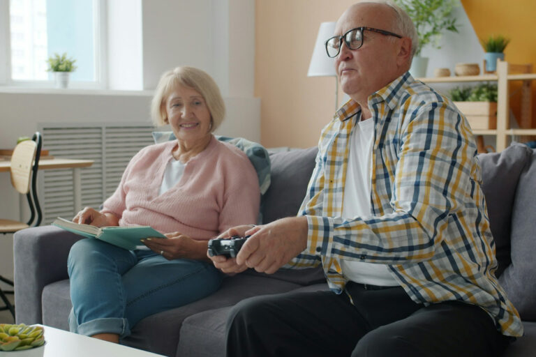 Älteres Paar im Wohnzimmer