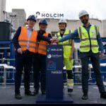 Oliver Zielinski, Torsten Brinkmann, Lisa Büscher und Patrick Schiffmann nehmen die neue CO₂-Abscheideanlage im Zementwerk Höver in Betrieb.