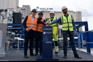 Oliver Zielinski, Torsten Brinkmann, Lisa Büscher und Patrick Schiffmann nehmen die neue CO₂-Abscheideanlage im Zementwerk Höver in Betrieb.