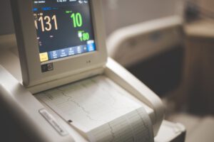 Testosteron kann den Herzrhythmus beeinflussen. Sowohl sehr niedrige als auch hohe Werte könnten Vorhofflimmern begünstigen.