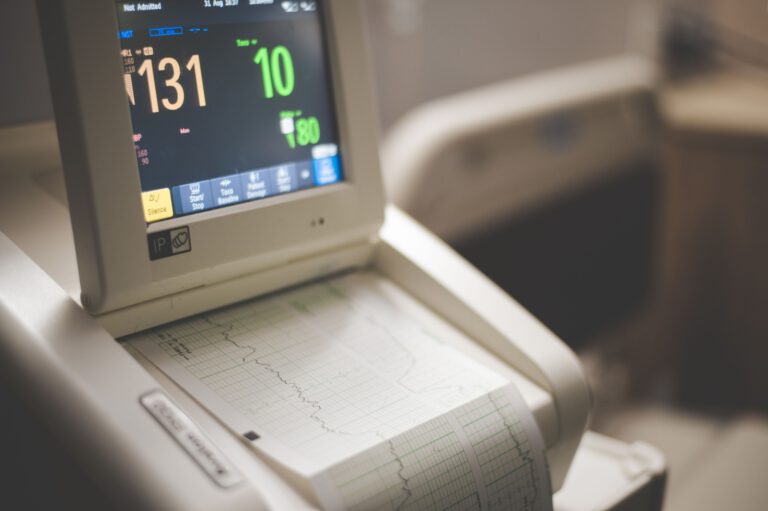 Testosteron kann den Herzrhythmus beeinflussen. Sowohl sehr niedrige als auch hohe Werte könnten Vorhofflimmern begünstigen.