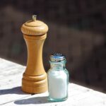 Ein bisschen Salz gehört für viele zum Essen. Doch was auf dem Teller landet, beschäftigt auch die Bakterien in unserem Darm – mit möglichen Folgen für das Gehirn. © Pexels