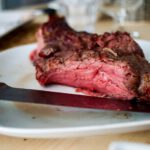 Ob Steak, Hackfleisch oder Braten: Wer viel rotes Fleisch isst, könnte laut Studie ein höheres Risiko für Typ-2-Diabetes haben. © Unsplash