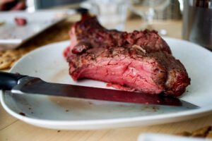 Ob Steak, Hackfleisch oder Braten: Wer viel rotes Fleisch isst, könnte laut Studie ein höheres Risiko für Typ-2-Diabetes haben. © Unsplash