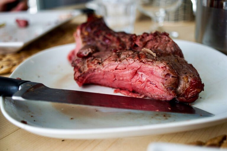 Ob Steak, Hackfleisch oder Braten: Wer viel rotes Fleisch isst, könnte laut Studie ein höheres Risiko für Typ-2-Diabetes haben. © Unsplash