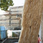 Neue Fenster, bessere Dämmung, moderne Heiztechnik: Energetische Sanierungen können Heizkosten senken. Doch laut einer Befragung halten 65 Prozent der Haushalte solche Maßnahmen für kaum bezahlbar. (Foto: Markus Breig/KIT)
