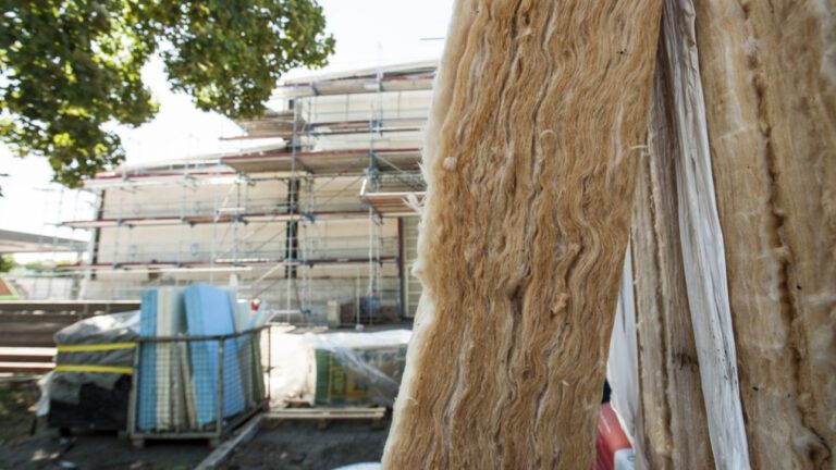 Neue Fenster, bessere Dämmung, moderne Heiztechnik: Energetische Sanierungen können Heizkosten senken. Doch laut einer Befragung halten 65 Prozent der Haushalte solche Maßnahmen für kaum bezahlbar. (Foto: Markus Breig/KIT)