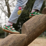 Kinderschuhe auf einem Spielplatz