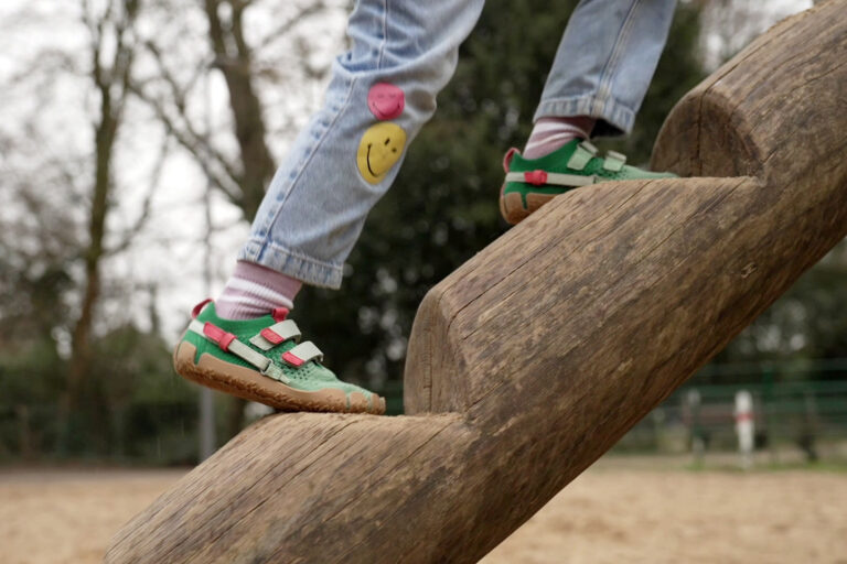 Kinderschuhe auf einem Spielplatz